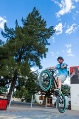 Jugendlicher mit BMX im Skatepark