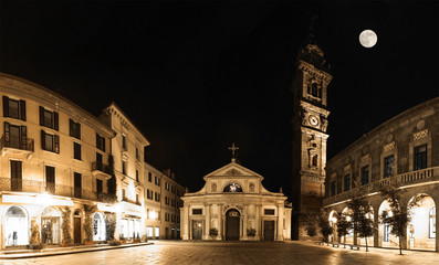 Fototapeta premium Varese, piazza San Vittore - Night view
