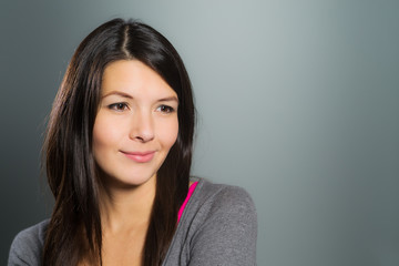 Attraktive Frau blickt nach oben und träumt