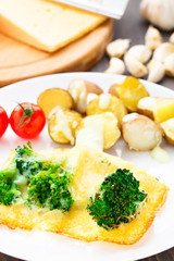 Broccoli gratin with cheese and baked potato