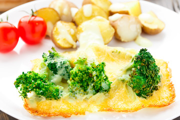 Broccoli gratin with cheese and baked potato