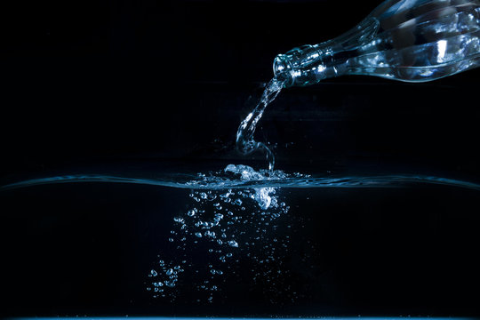 bottiglia d'acqua - versare liquido