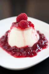Panna Cotta mit Himbeeren