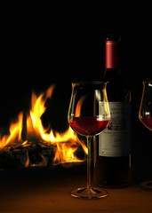 Rotwein und Kaminfeuer