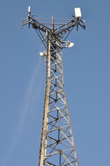 Fototapeta na wymiar Stalowa wieża telekomunikacyjna z anten nad błękitne niebo