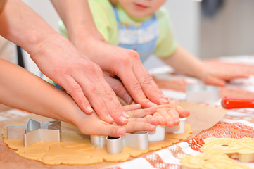 Obraz na płótnie Canvas Close up little hands making the gingerbread cookies