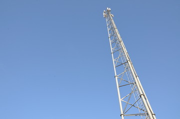 Fototapeta na wymiar Stalowa wieża telekomunikacyjna z anten nad błękitne niebo