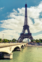 Plakaty  Wieża Eiffla w Paryżu, Francja. Stary most nad Sekwaną w lecie.