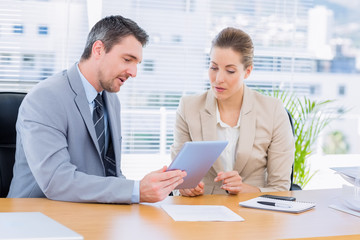 Obraz premium Smartly dressed colleagues in business meeting