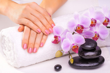 Obraz na płótnie Canvas manicure with pink orchid and towel