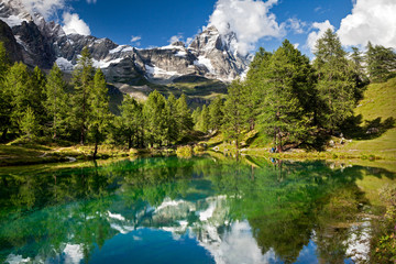 Fototapeta na wymiar Blue Lake i Matterhorn, Cervinia, Włochy