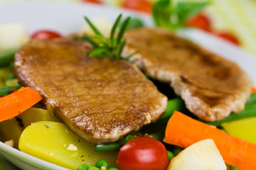 Schnitzel mit Gemüse und Salat