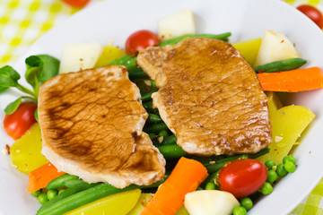 Schnitzel mit Gemüse und Salat