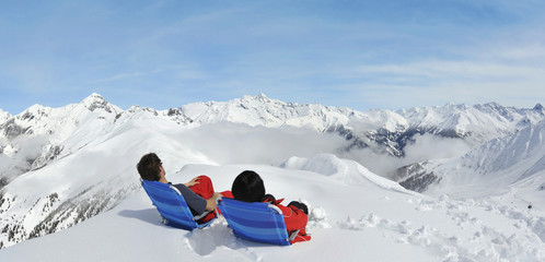 Paar vor wunderschöner Bergkulisse