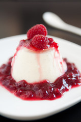 Panna Cotta mit Himbeeren