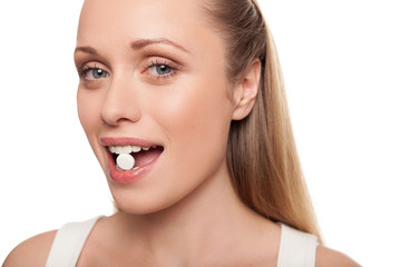 Obraz premium Pill in her mouth.