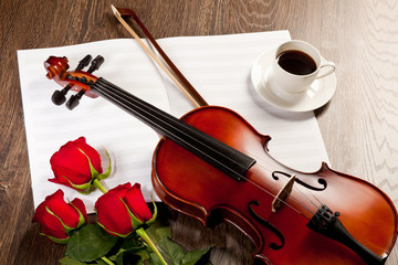 Fototapeta premium Red roses and a violin