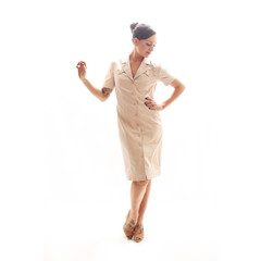 Tätowiertes Model in beigem Kleid