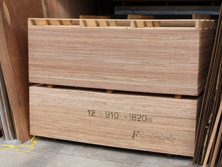 積み上げられたベニヤ板