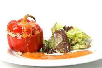 Gefüllte Paprika mit Soße und Salat