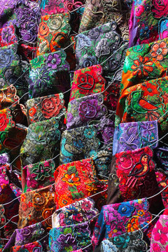 Huilpils, blouses indiennes colorées du Guatémala.