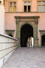 Fototapeta na wymiar Brama wjazdowa do zamku na Wawelu w Krakau