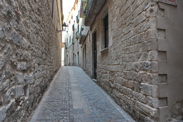 Fototapeta na wymiar Street in the medieval quarter of Girona, Spain