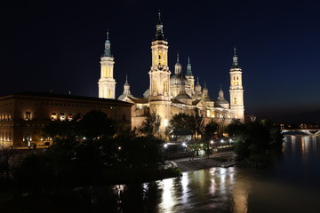Fototapeta na wymiar Widok bazyliki Virgen del Pilar i rzeki Ebro, ¯ar