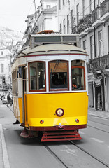 Fototapeta na wymiar Stary żółty tramwaj w Lizbonie