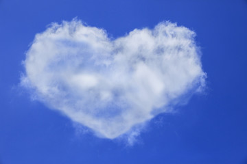 Obraz na płótnie Canvas heart shape of white cloud on blue sky use for multipurpose natu