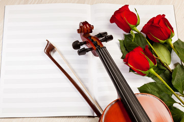 Fototapeta premium Red roses and a violin