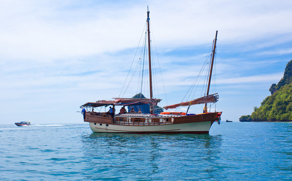 voilier dans les eaux de Chicken island, Thailande