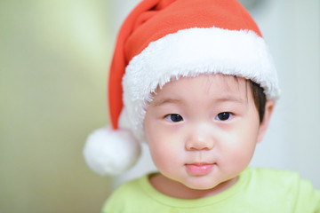 baby boy wearing christmas cap - 59610640