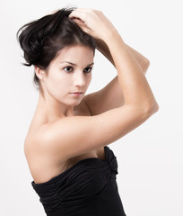 femme qui se recoiffe