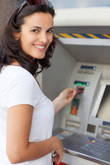 Frau am Bankautomat