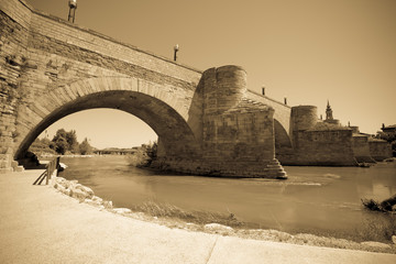 Obraz na płótnie Canvas Średniowieczny kamienny most nad Ebro i Saragossie