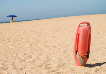 Rettungsboje im Sand