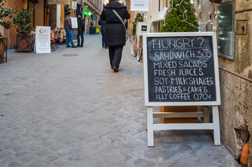 Roma, cartello menu su strada