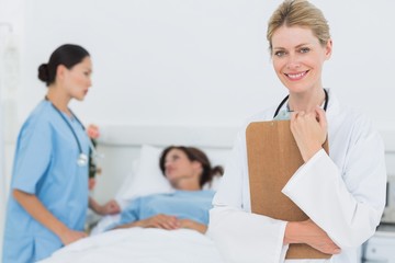 Fototapeta premium Smiling doctor with patient in hospital