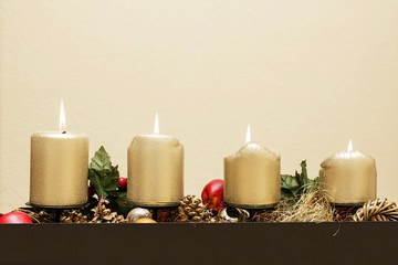 4 goldene, brennende Kerzen