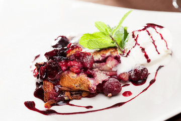 berry  strudel with ice cream