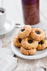 Delicious and crunchy rice cookies with jam