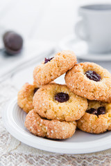 Delicious and crunchy rice cookies with jam