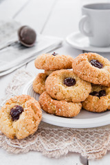 Delicious and crunchy rice cookies with jam