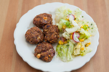 Frikadellen mit Salat