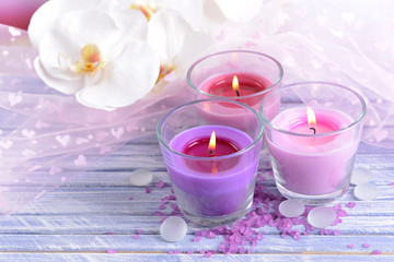 Obraz na płótnie Canvas Piękne kolorowe świece i kwiaty orchidei,