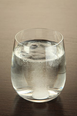 Glass with efervescent tablet in water with bubbles