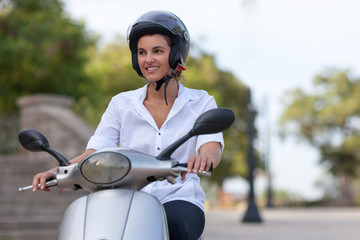 Frau auf Scooter