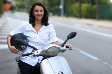 Frau mit Helm