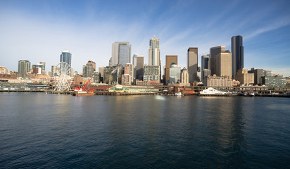 Fototapeta na wymiar Waterfront molo Dock Budynki Ferris Wheel Łodzie Seattle